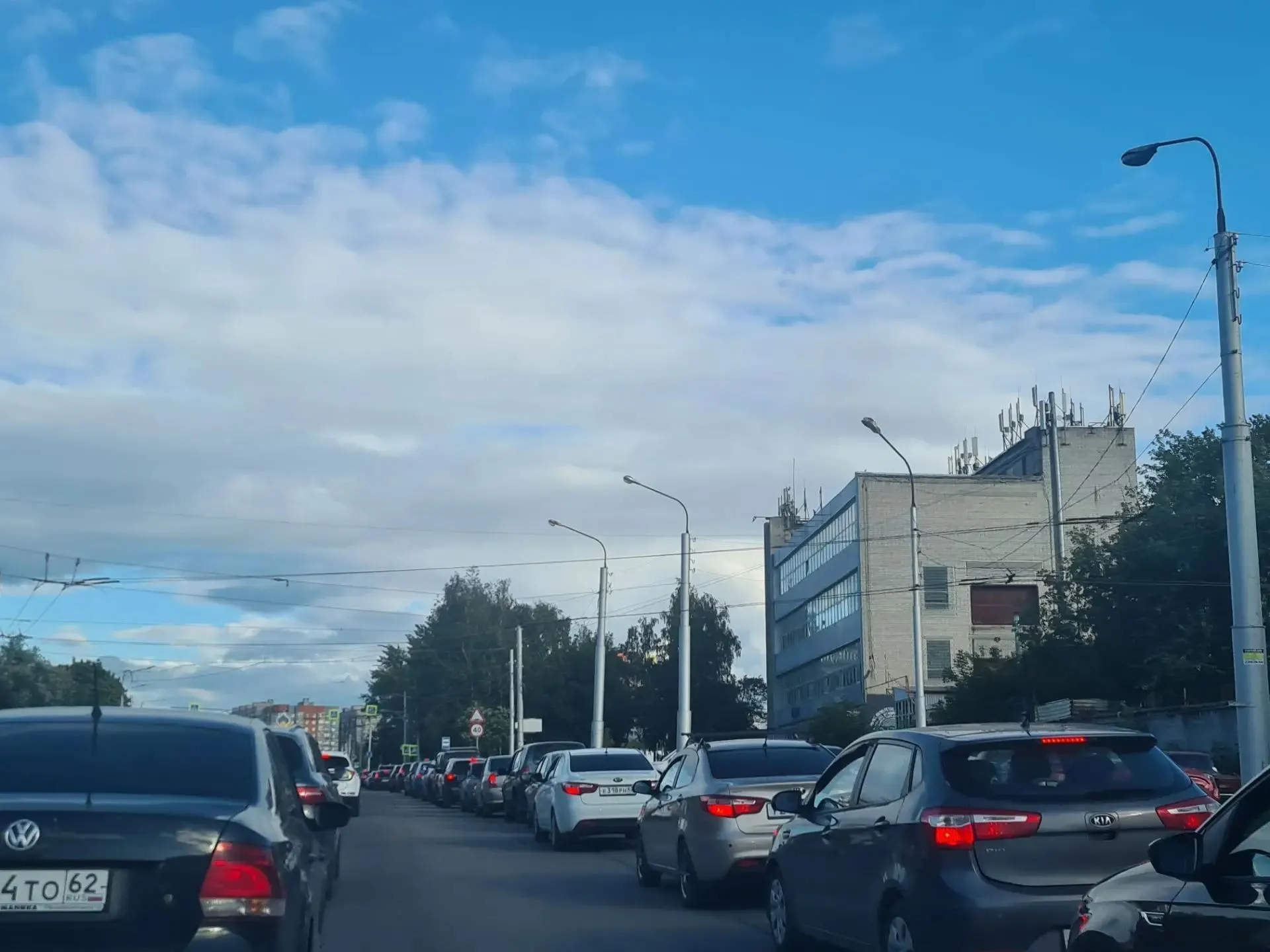 Жители региона сталкиваются с длинными очередями у заправок и ожиданием нормализации поставок.