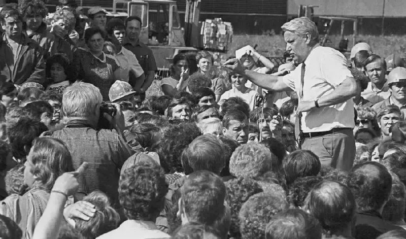История событий 1990 года: регионы заявляли суверенитет, Ельцин предлагал компромисс и сохранять федеративное единство.