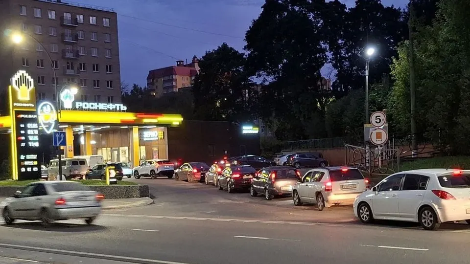 Очереди на АЗС возобновились в нескольких регионах на фоне кризиса в поставках топлива после атак на НПЗ и роста импорта.