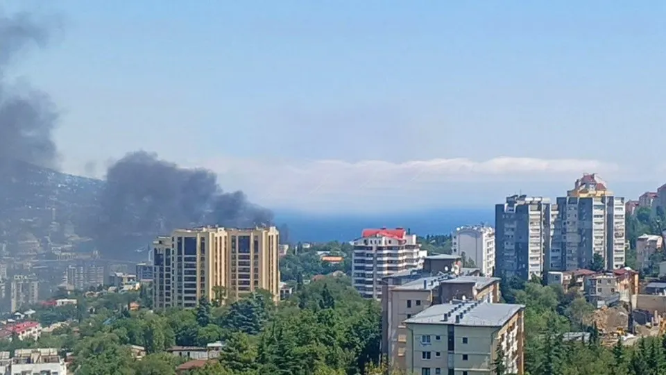 Ялта стала эпицентром ударов беспилотников по побережью; в результате возник пожар в здании на набережной, власти эвакуировали людей из близлежащей зоны.