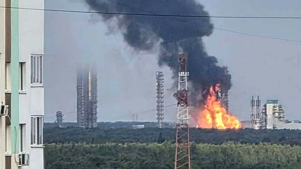 После атаки беспилотников остановлено производство на заводе «Запсибнефтехим» в Тюменской области; предприятие прекратило выпуск полимеров и СУГ, ведутся разбирательства и оценки ущерба.