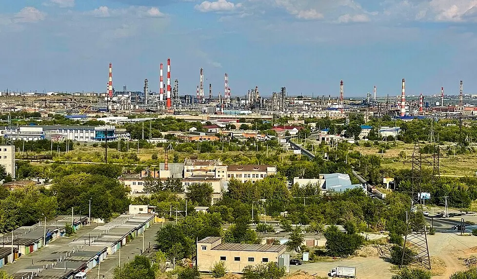 Орский НПЗ полностью остановлен после атаки беспилотников. В регионе введены лимиты на заправку и расписание продаж топлива, а по стране вновь усилились ограничения после серии ударов по НПЗ.