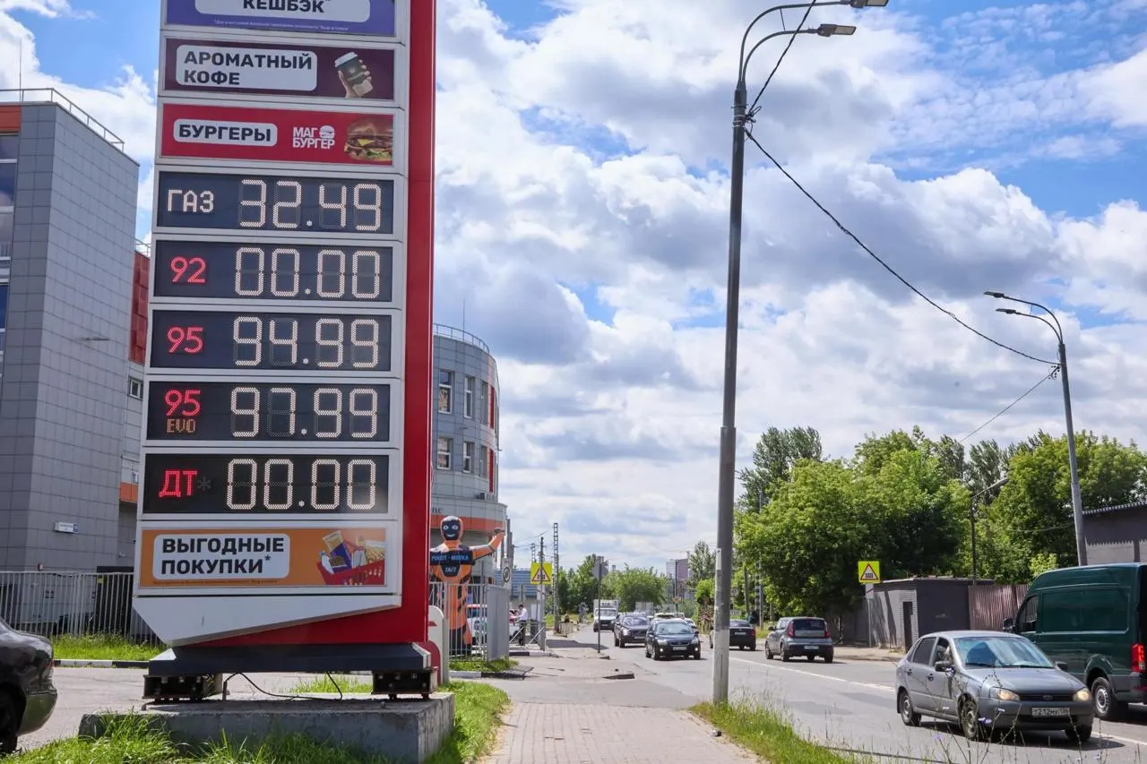 ФАС зафиксировала рост цен на топливо и предъявила претензии к продавцам; на примере Калмыкии отмечено заметное подорожание бензина.
