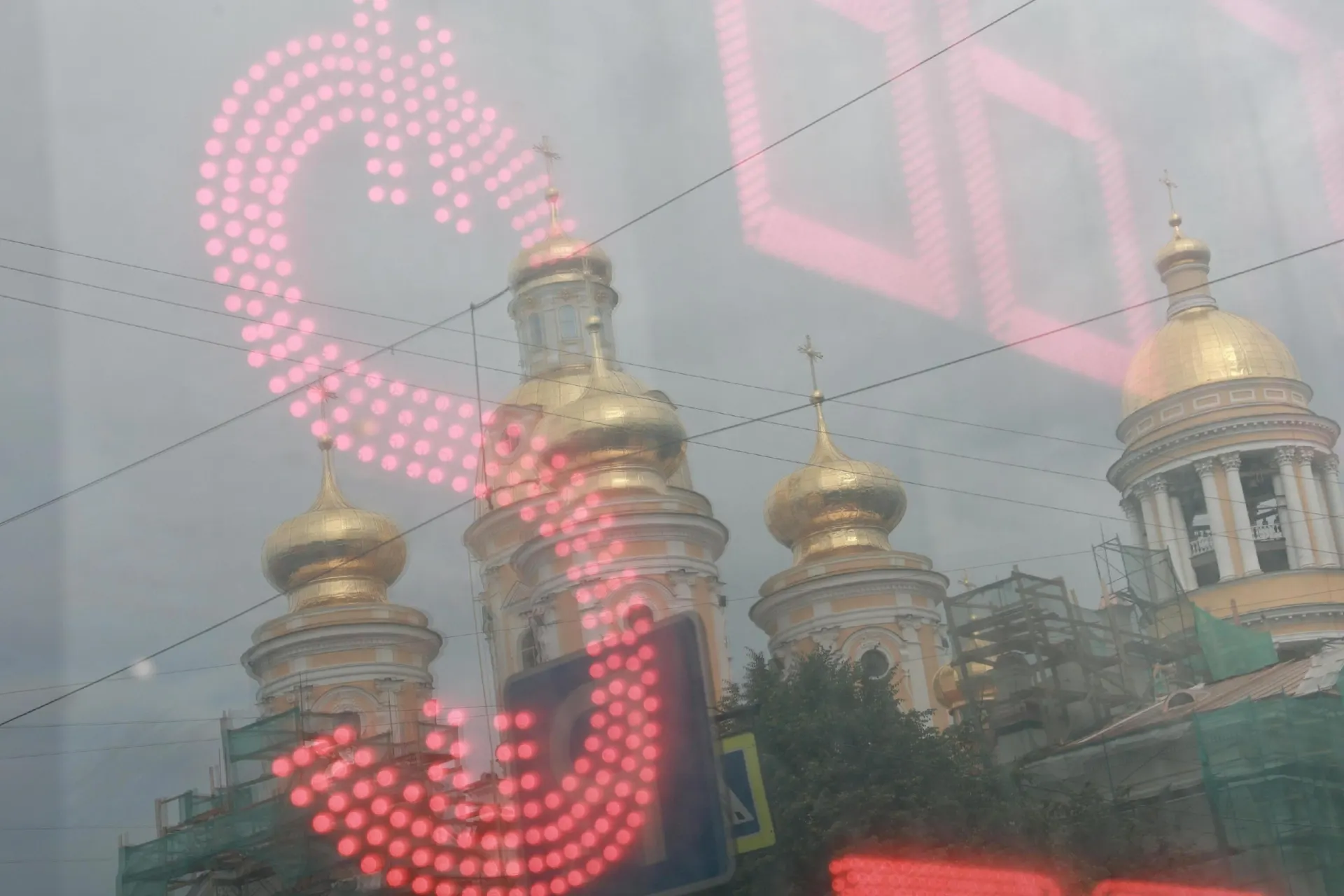 За лето рубль обесценился примерно на четверть по отношению к доллару; эксперты оценивают дальнейшее развитие ситуации на рынке.