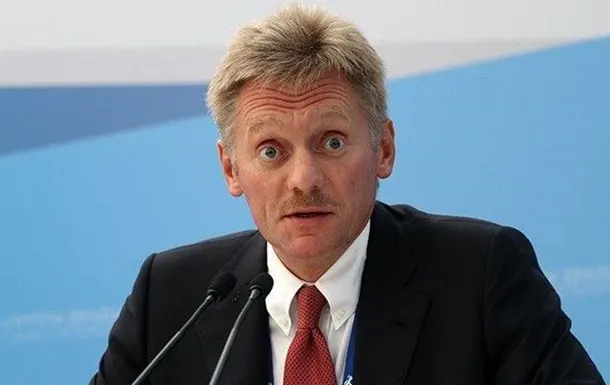 Пресс-секретарь заявил, что в России не принято ограничивать журналистов и Москва не вмешивается в работу СМИ, в отличие от США.