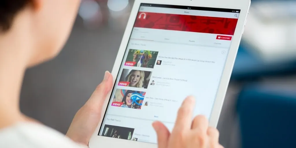 Видео-потребление в России за первую половину 2026 года выросло на 6%; YouTube значительно нарастил аудиторию, тогда как Rutube снизился без учёта встроенного плеера. Данные Mediascope и Future Lab.