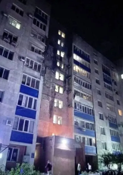 Минобороны заявило об уничтожении сотен дронов над различными регионами страны; повреждены инфраструктура и жилые объекты, данных о жертвах в отдельных местах нет.