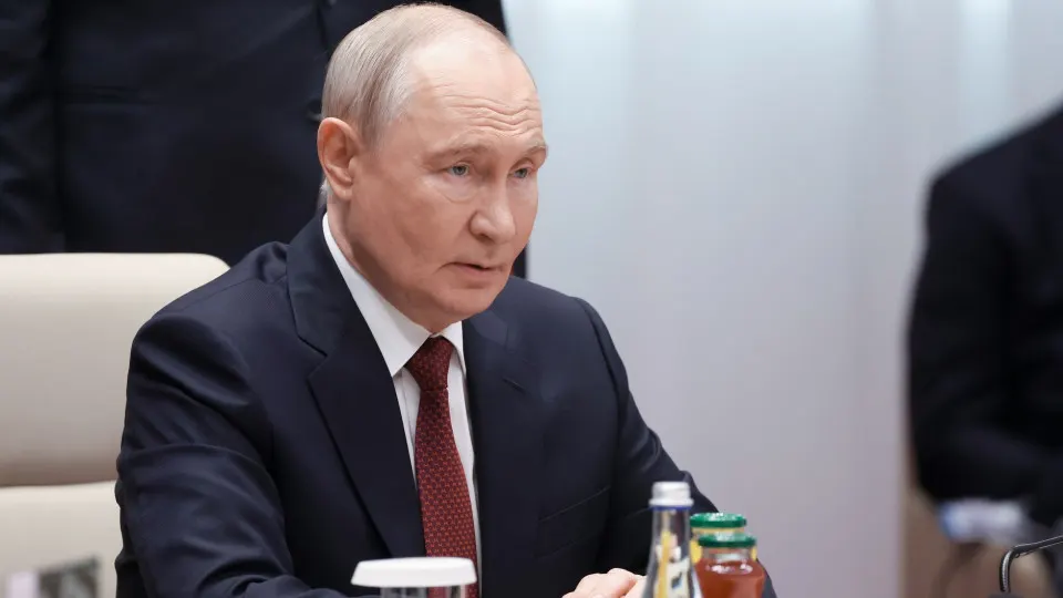 Путин опроверг слухи о новой волне мобилизации и сообщил, что нефтеперерабатывающая отрасль вернула в строй около 90% мощностей после ударов; также предупредил о мерах в случае атак на аэропорты.