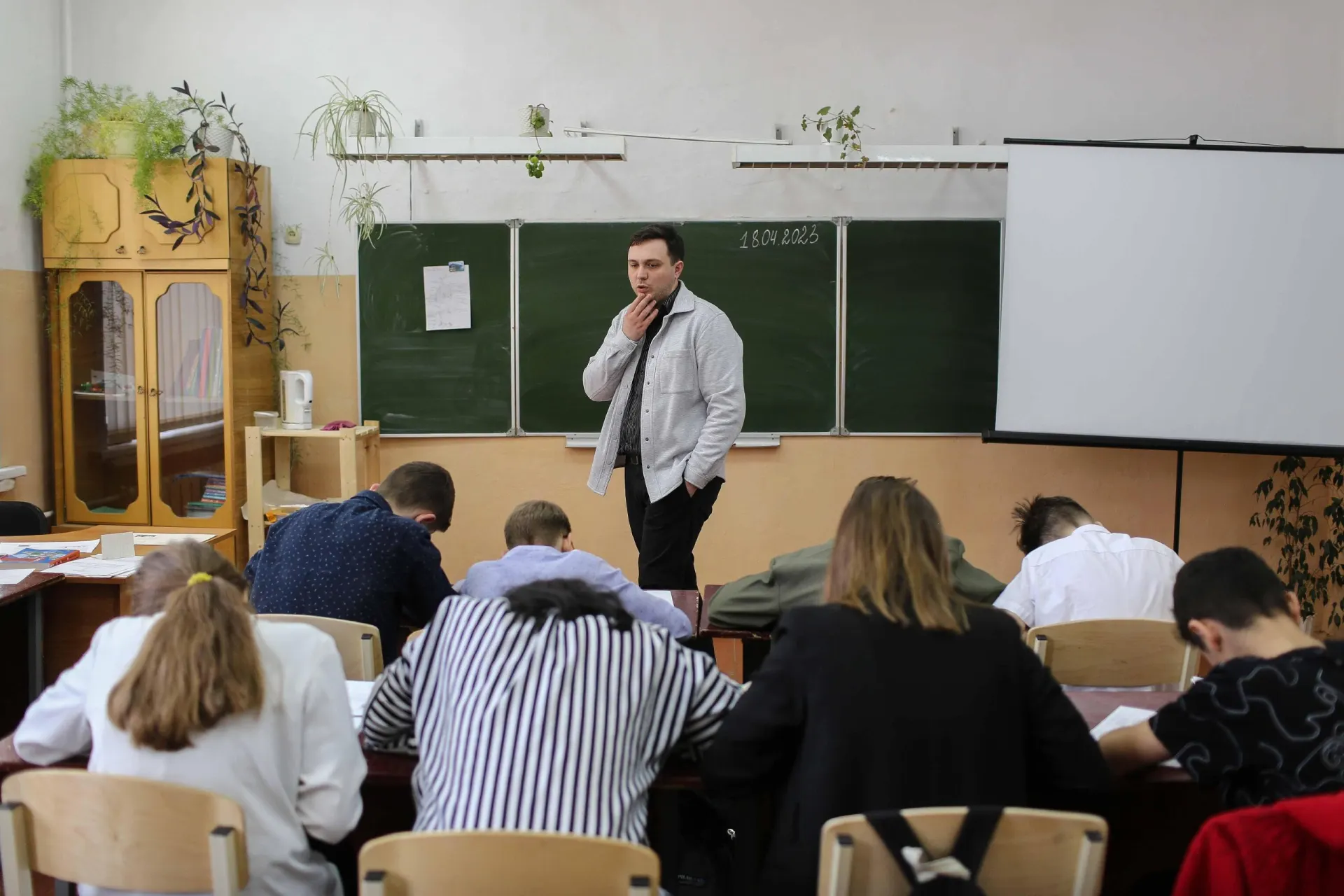 Часть школьников столкнулись с увеличением учебной нагрузки — введён дополнительный час истории; обсудим влияние на расписание и обучение.
