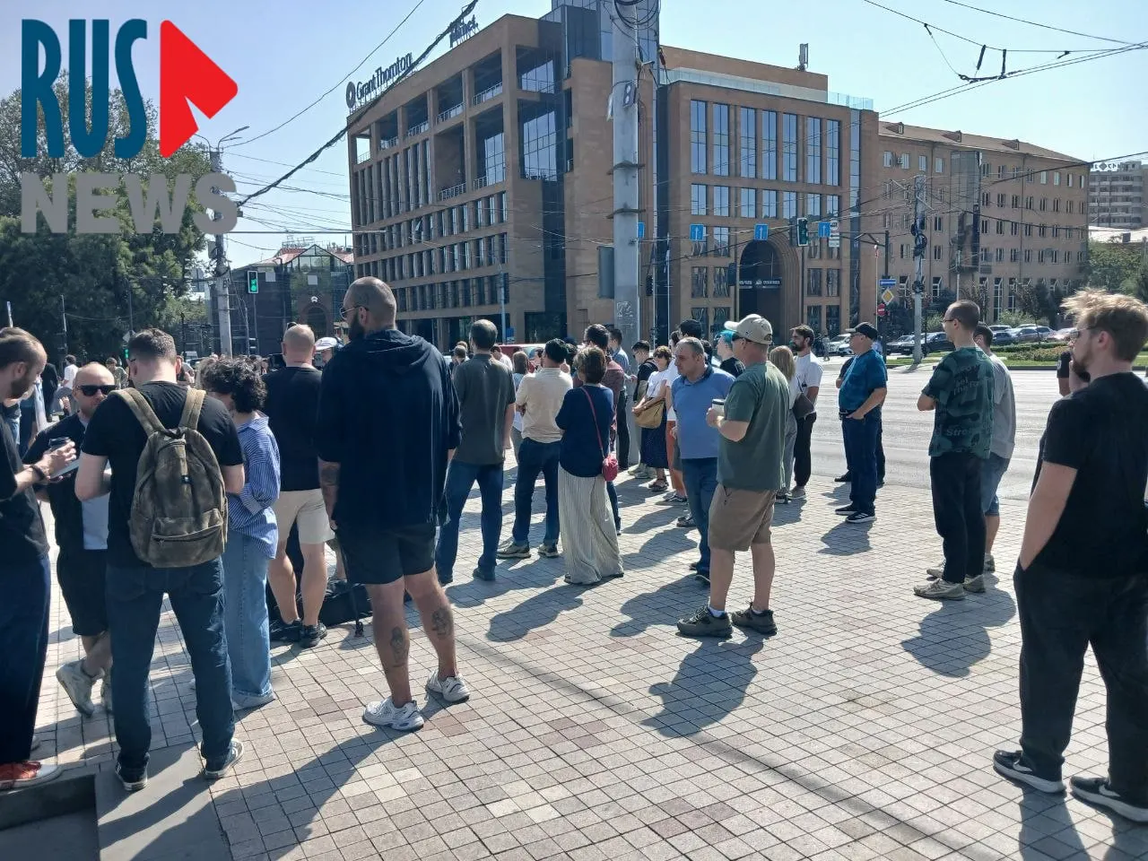 К полудню возле посольства РФ в Ереване выстроилась очередь из более чем тысячи желающих проголосовать. Среди пришедших — российские туристы, участники гражданских инициатив и правозащитных проектов. Вблизи здания проходит митинг примерно на сто человек.