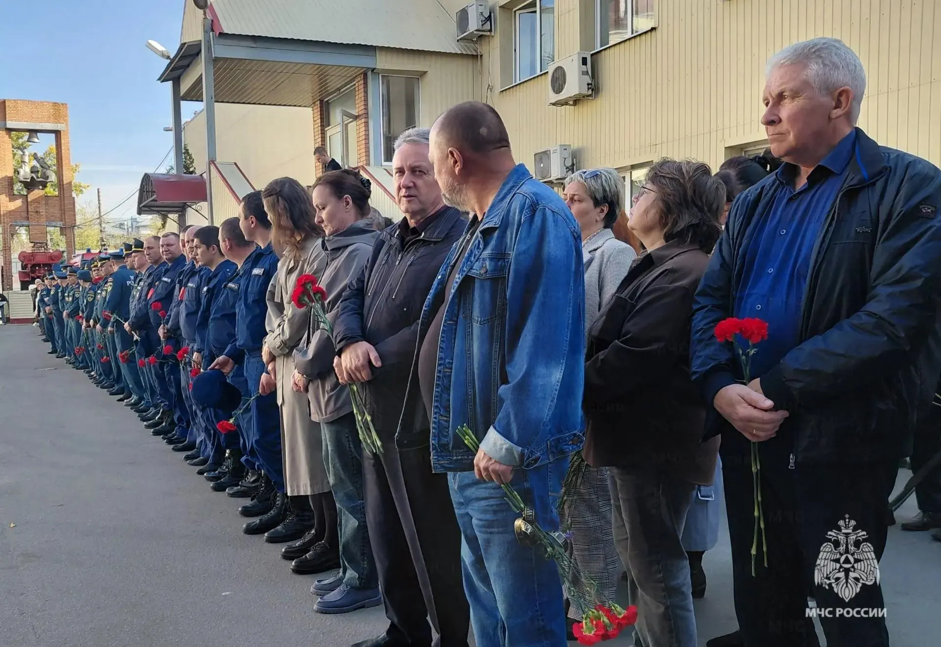 Пожарный Руслан Волков отдал службе почти три десятилетия; церемония прощания прошла в Рязани.