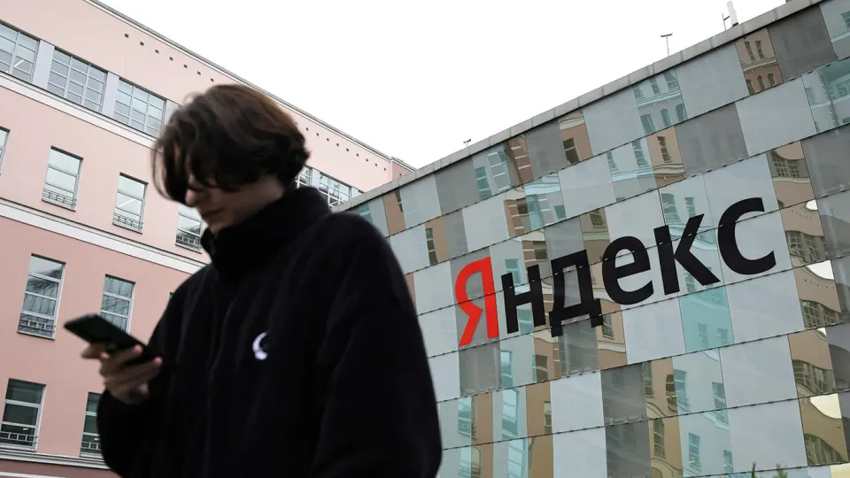 Оплата через Яндекс Пэй временно недоступна на фоне атак на дата-центры; пользователи жалуются на невозможность оплачивать покупки и пополнять счета.