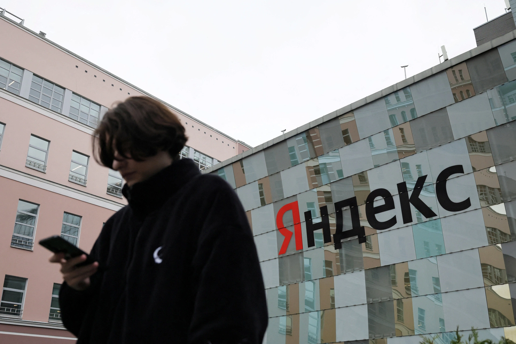 Компания объявила набор вооружённых охранников на закрытый объект у новой штаб-квартиры; опубликованные вакансии содержат требования к кандидатам и условия работы.