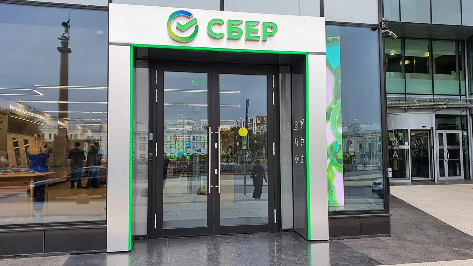 Крупнейший банк страны увеличивает резервы и фиксирует рост проблем по корпоративному портфелю на фоне сохраняющейся экономической стагнации. Экономика России остается под давлением, банк предупреждает о возможном ухудшении ситуации у клиентов.