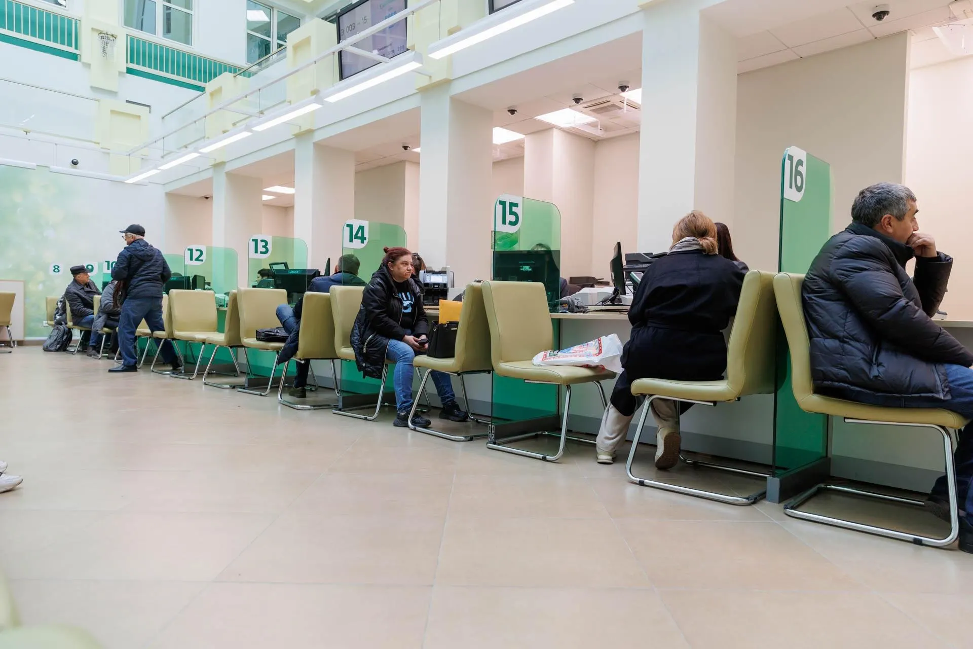 Эксперты обсуждают вероятность дефолта и последствия для экономики и граждан.